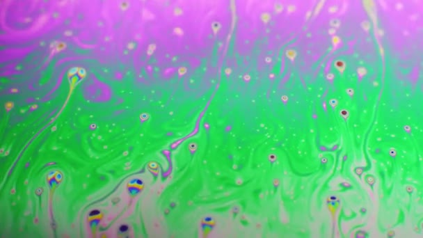 Fond psychédélique de surface de mouvement de bulle de savon coloré — Video