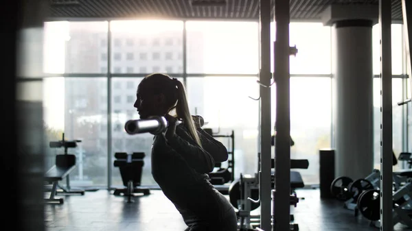 Spor salonunda egzersiz orta yaş kadın.