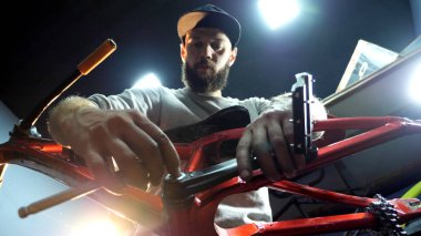 Bisiklete binen genç bir mahanic. Close