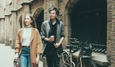 Arkadaşlar dar sokakta birlikte yürüyor.