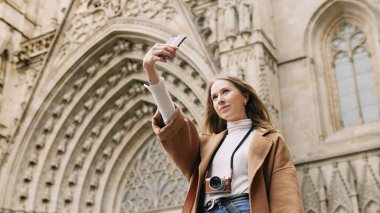 Yürüyüş sırasında selfie çeken genç ve güzel bir kız