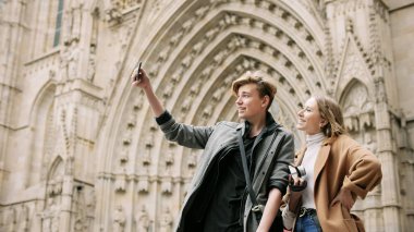 Yürüyüş sırasında selfie çeken genç arkadaşlar.