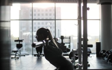 Spor salonunda egzersiz orta yaş kadın.