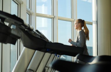 Spor salonunda egzersiz orta yaş kadın.