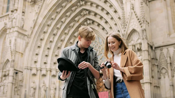 Due amici alla moda in piedi sulla strada e cercare qualcosa utilizzando una mappa — Foto Stock