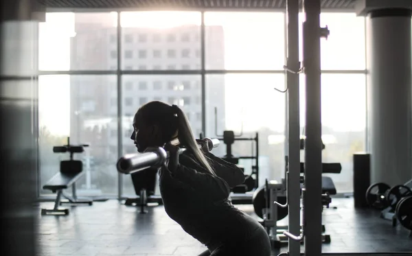 Spor salonunda egzersiz orta yaş kadın.