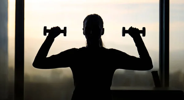 Spor salonunda egzersiz orta yaş kadın.