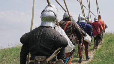 Savaşa devam eden ortaçağ şövalyelerinin geri görünümü.