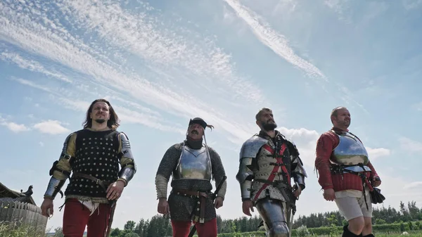 Μεσαιωνικοί ιππότες που πηγαίνουν ενάντια στον γαλάζιο ουρανό. Ιππότες που φοράνε παραδοσιακή ατσάλινη πανοπλία. — Φωτογραφία Αρχείου