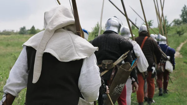 Η πίσω όψη των ομάδων μεσαιωνικών ιπποτών που πηγαίνουν στη μάχη. — Φωτογραφία Αρχείου