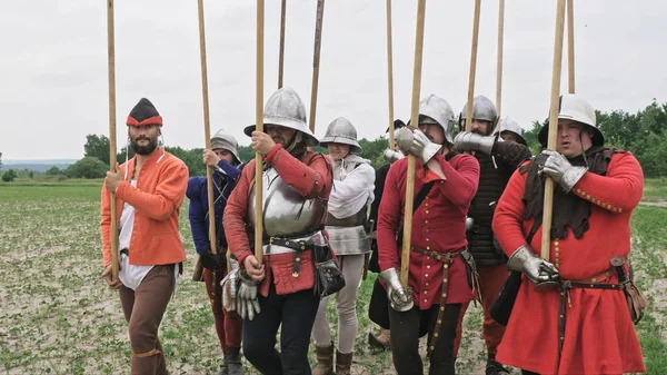 攻撃の準備をしている槍を持つ中世の騎士のグループ。騎士は中世の服を着ている. — ストック写真
