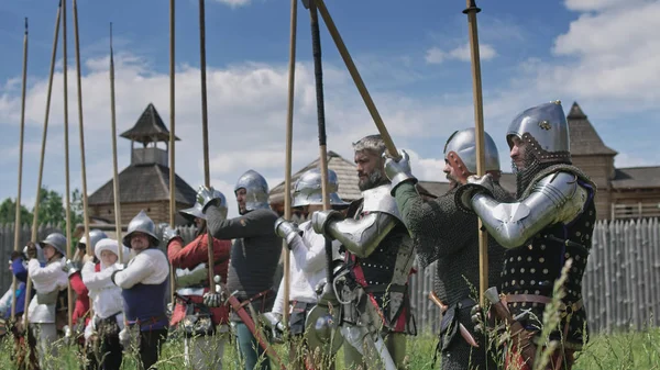 Caballeros en ofensiva. Caballeros defendiendo su fortaleza — Foto de Stock