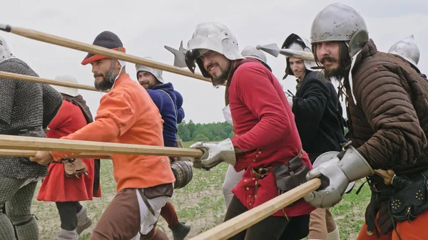 槍を持つ中世の騎士のグループが攻撃に行く。騎士は中世の服を着ている. — ストック写真