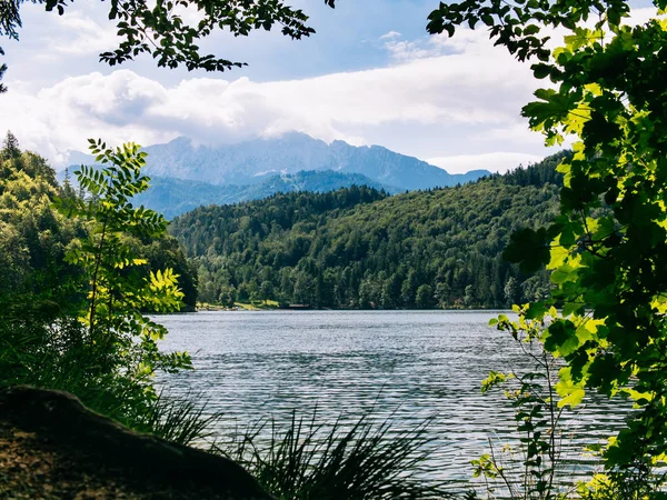 Górskie jezioro na tle Alp — Zdjęcie stockowe