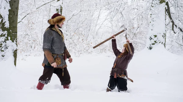 Baba Viking, oğluna savaşmayı, elinde baltayı tutmayı öğretiyor..