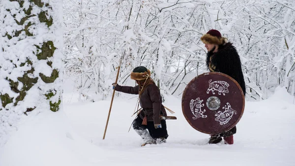 Otec Vikinga se synem v zimním lese. — Stock fotografie