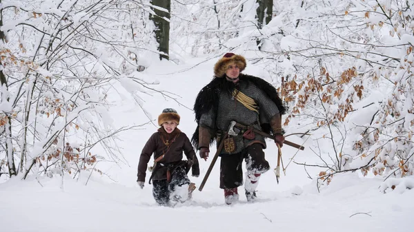 Ο πατέρας Βίκινγκ με τον γιο του να πηγαίνει στο χειμερινό δάσος. — Φωτογραφία Αρχείου