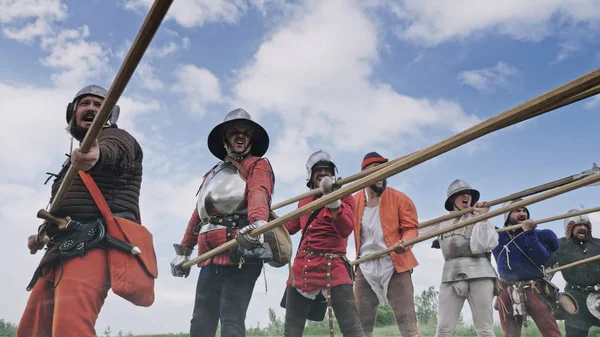 Μια ομάδα μεσαιωνικών ιπποτών με λόγχες που ετοιμάζονται να επιτεθούν. Οι ιππότες ντύνονται με μεσαιωνικά ρούχα.. — Φωτογραφία Αρχείου