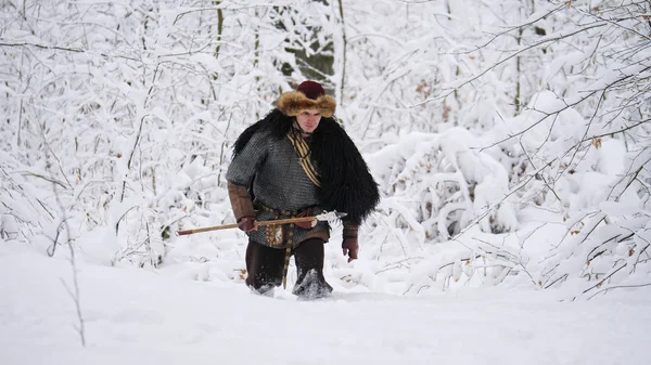 冬の森に行く男バイキング. — ストック写真