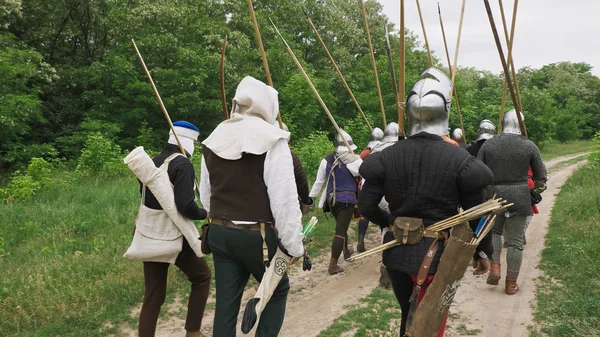 戦いに行くグループ中世の騎士のバックビュー. — ストック写真