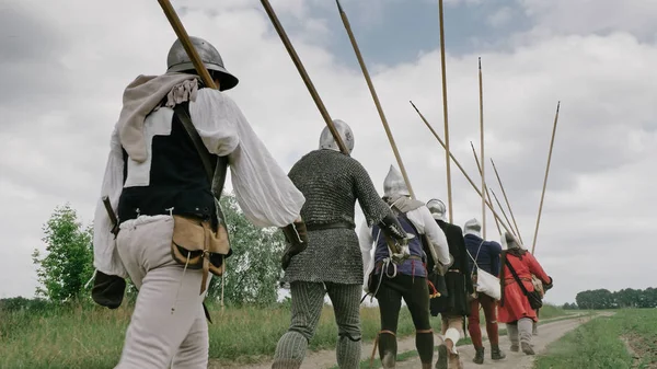 Pohled na skupiny středověkých rytířů v bitvě. — Stock fotografie