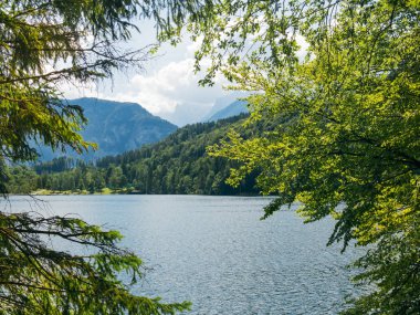 Alpler'in arka planında dağ gölü