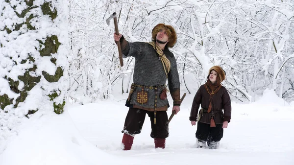 Ο πατέρας Βίκινγκ με το γιο του στο χειμερινό δάσος — Φωτογραφία Αρχείου