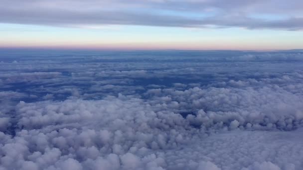 Úžasné záběry ze vzduchu nad mraky. Pohled z okna letadla na modré nebe a bílé mraky. Létají nad krásnou oblohou a mraky. Letecký pohled z letadla. — Stock video