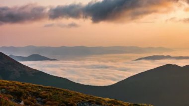 Zaman ayarlı. Şafak vakti dağdaki dinamik gökyüzü.