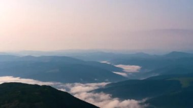 Zaman aşımı. Sabah sisli dağlarda.