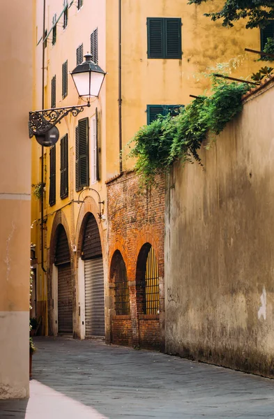 Узкая улочка старинного средневекового города Италии, красивая архитектура домов, улицы в тротуаре. — стоковое фото