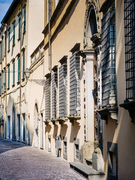 Rue de la vieille ville d'Italie, avec de beaux rebords de fenêtre avec des barres médiévales en fer forgé — Photo