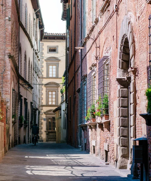 Straße der Altstadt von Italien, mit schönen Fensterbänken mit mittelalterlichen schmiedeeisernen Gittern — Stockfoto