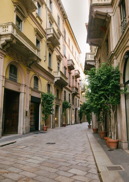 Узкая улочка старинного средневекового города Италии, красивая архитектура домов, улицы в тротуаре. — стоковое фото