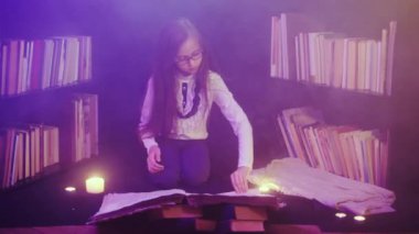 Kız bir masal kitabı açıyor.