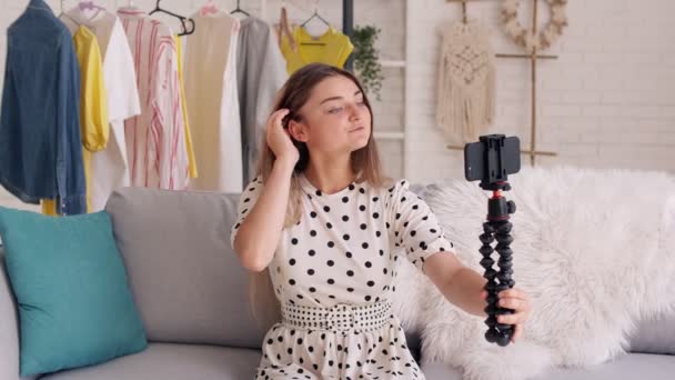 Charming Blogger Megosztja a híreket követőivel — Stock videók