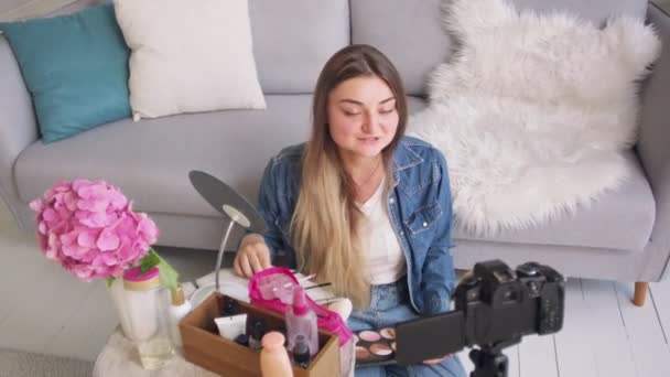 Uma jovem perspectiva menina realizar ensino remoto para maquiagem durante o Blogging no Bright Room. — Vídeo de Stock
