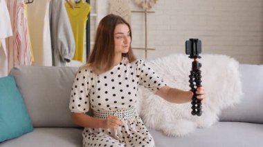Charming Blogger, Güzellik Video Blog 'u İçin Yeni Bir İçerik Oluşturmak İçin Haberleri Takipçileriyle Paylaşıyor