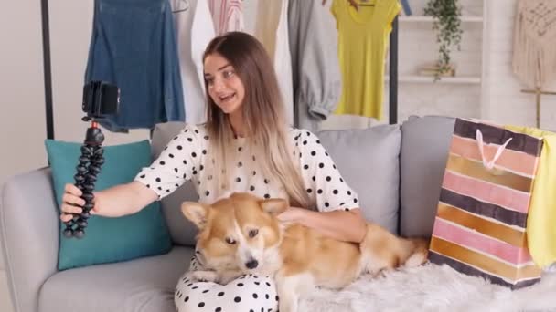 Дівчина веде блог про тварин і любов до свого собаки. Дівчина в сукні фотографує себе — стокове відео