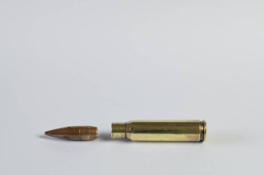 Bronz ve altın renkli metal tüfek mermisi