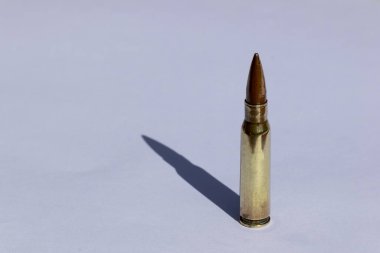 Bronz ve altın renkli metal tüfek mermisi