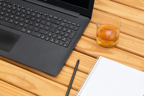 Schwarzer Laptop Stift Notizblock Und Glas Whisky Auf Holzschreibtisch Entspanntes — Stockfoto