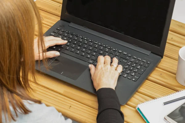 Woman Typing Laptop Keyboard Wooden Desk Office Item — Stock Photo, Image