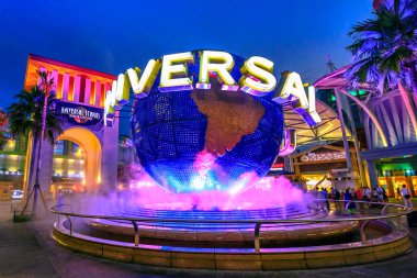 Gece Universal Studios küre