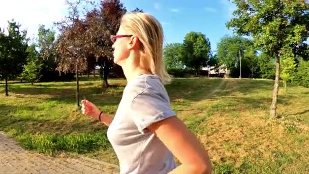 Vrouw joggen buiten — Stockvideo