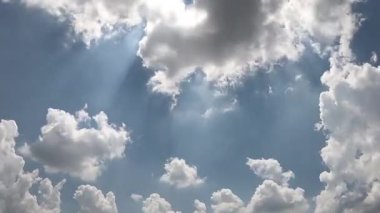 Mavi gökyüzünde Timelapse