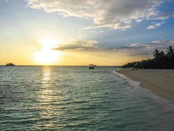 Puesta de sol en el mar tropical — Foto de Stock