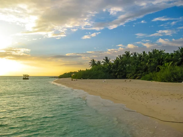 Тропічний Мальдіви захід сонця — стокове фото