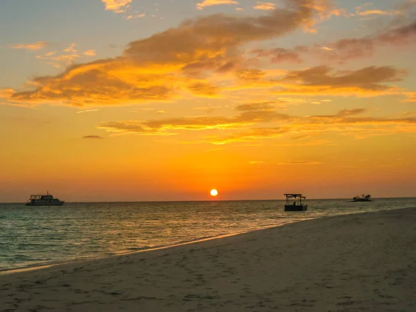 モルディブの背景 熱帯の海と空に五色の雲とサンゴのビーチに沈む夕日 平和とリラクゼーションの天国の環礁の地平線の上の船 北マーレ環礁 Asdu インド洋 — ストック写真
