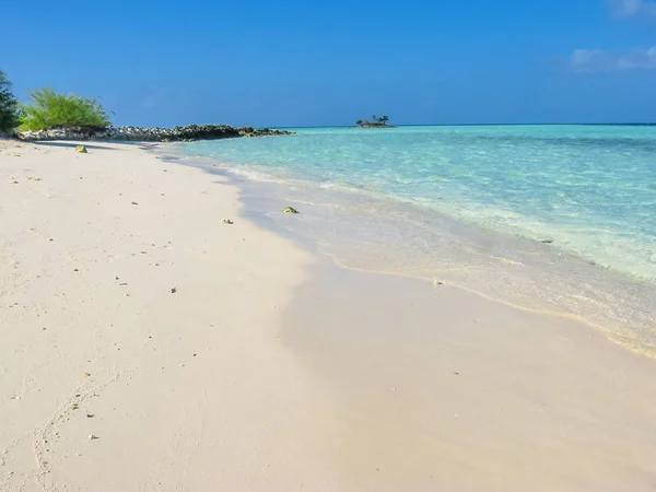 Мальдіви тропічною лагуною — стокове фото
